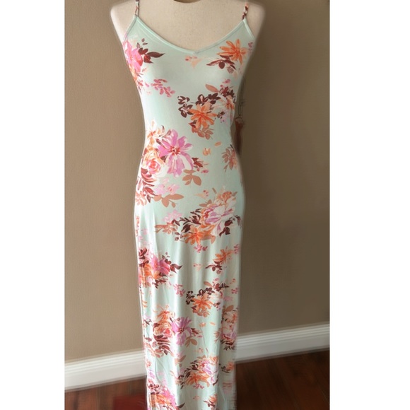 🆕Sage floral print maxi dress with side slit - Picture 7 of 8
